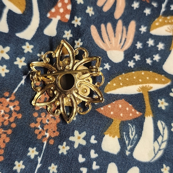 Vintage brooch gold tone filigree design black gem - Picture 3 of 8